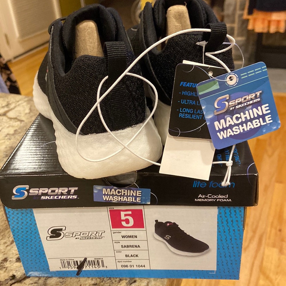 NWT SKETCHER WOMEN’S/GIRLS SNEAKER